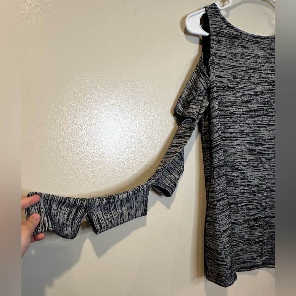 Peyton Jensen Evereve Carmen Top Silver Space Dye Cold Shoulder Ruffle Sleeve S - Picture 8 of 8